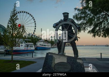Chicago, Illinois, USA; Lake Michigan; Navy Pier; Captain on the Helm, Bronzeskulptur im Freien von Michael Martino Stockfoto