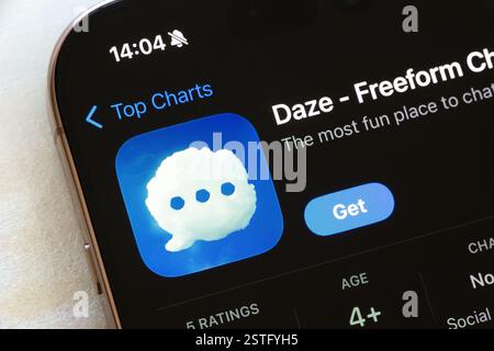 OSTRAVA, TSCHECHIEN - 23. NOVEMBER 2024: Apple App Store mit Daze Freeform Chat-Anwendung wird installiert Stockfoto