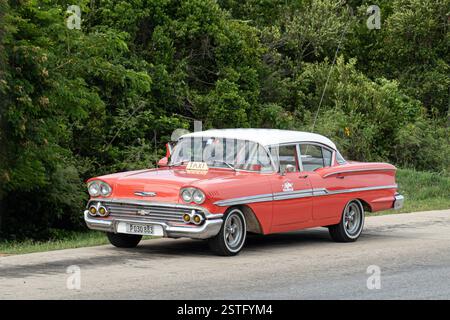 VARADERO, KUBA - 30. AUGUST 2023: Rot-weiße Chevrolet Belair 1958 Limousine in Varadero, Kuba Stockfoto