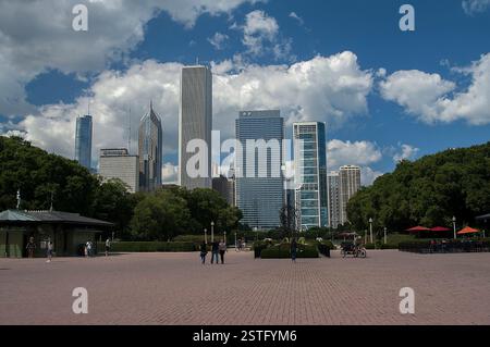 Chicago Loop, Illinois, USA; Stadt ​​center, Stadtzentrum; Aon Center; zwei Prudential Plaza; Blue Cross Blue Shield Tower; Wolkenkratzer am Himmel Stockfoto