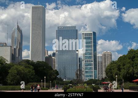 Chicago Loop, Illinois, USA; Stadt ​​center, Stadtzentrum; Aon Center; zwei Prudential Plaza; Blue Cross Blue Shield Tower; Wolkenkratzer am Himmel Stockfoto