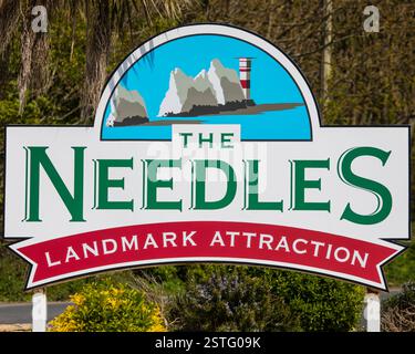 Isle of Wight, Großbritannien - 2. Mai 2023: Nahaufnahme des Schildes am Eingang zur historischen Touristenattraktion Needles auf der Isle of Wight, Großbritannien. Stockfoto