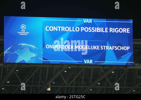 Bergamo, Italien. Februar 2025. VAR Screen während des Play-off-Fußballspiels der UEFA Champions League 2024/2025 zwischen Atalanta BC und Club Brugge VK im Gewiss-Stadion am 18. Februar 2025 in Bergamo, Italien. Quelle: Unabhängige Fotoagentur/Alamy Live News Stockfoto