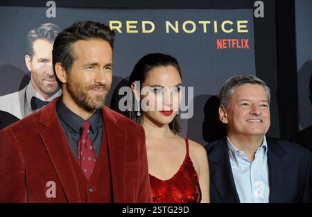 Ted Sarandos, Gal Gadot und Ryan Reynolds bei der Weltpremiere von Netflix's „Red Notice“, die am 3. November 2021 LIVE in Los Angeles, USA, stattfindet. Stockfoto