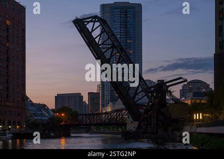 Chicago Loop, Illinois, USA; Stadt ​​center, Stadtzentrum; Stadt ​​at Abenddämmerung; Northwestern Railway Bridge; Kinzie Street Railway Bridge; 2017 Stockfoto