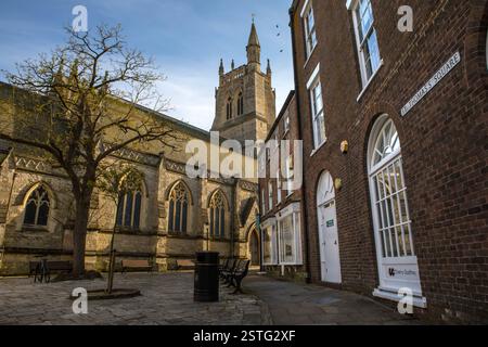 Isle of Wight, UK – 3. Mai 2023: STS Thomas Minster, oder auch bekannt als Newport Minster, vom St. Thomas’s Square in Newport aus gesehen Stockfoto