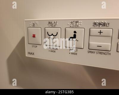 Wir stellen vor: Die moderne Badezimmersteuerung, die speziell für die Verwendung mit Dusche und Bidet entwickelt wurde Stockfoto
