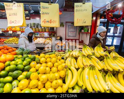 Toronto, Kanada. Februar 2025. Kunden kaufen Obst am 18. Februar 2025 auf einem Markt in Toronto, Kanada. Der kanadische Verbraucherpreisindex (CPI) stieg im Januar um 1,9 Prozent gegenüber dem Vorjahr, nachdem er im Dezember um 1,8 Prozent gestiegen war, teilte Statistics Canada am Dienstag mit. Quelle: Zou Zheng/Xinhua/Alamy Live News Stockfoto