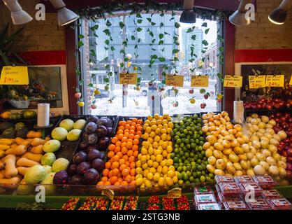 Toronto, Kanada. Februar 2025. Die Leute laufen am 18. Februar 2025 an einem Laden in Toronto, Kanada vorbei. Der kanadische Verbraucherpreisindex (CPI) stieg im Januar um 1,9 Prozent gegenüber dem Vorjahr, nachdem er im Dezember um 1,8 Prozent gestiegen war, teilte Statistics Canada am Dienstag mit. Quelle: Zou Zheng/Xinhua/Alamy Live News Stockfoto