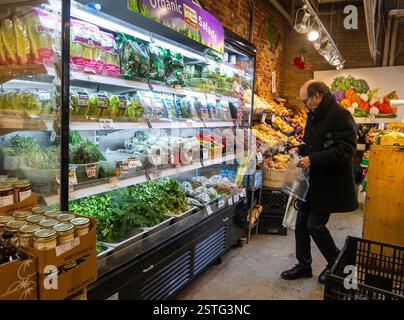 Toronto, Kanada. Februar 2025. Ein Kunde kauft am 18. Februar 2025 Lebensmittel auf einem Markt in Toronto, Kanada. Der kanadische Verbraucherpreisindex (CPI) stieg im Januar um 1,9 Prozent gegenüber dem Vorjahr, nachdem er im Dezember um 1,8 Prozent gestiegen war, teilte Statistics Canada am Dienstag mit. Quelle: Zou Zheng/Xinhua/Alamy Live News Stockfoto