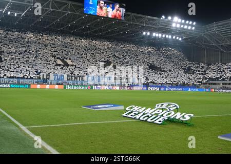 Bergamo, Italien. Februar 2025. Fans des Atalanta BC 1907 Teams während des Play-off-Fußballspiels der UEFA Champions League 2024/2025 zwischen Atalanta BC und Club Brugge VK im Gewiss Stadium am 18. Februar 2025 in Bergamo, Italien. Quelle: Roberto Tommasini/Alamy Live News Stockfoto