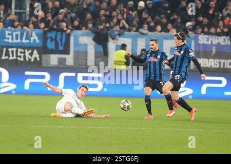Bergamo, Italien. Februar 2025. Tackle von Casper Nielsen vom Club Brugge VK während des Play-off-Fußballspiels der UEFA Champions League 2024/2025 zwischen Atalanta BC und Club Brugge VK im Gewiss-Stadion am 18. Februar 2025 in Bergamo, Italien. Quelle: Roberto Tommasini/Alamy Live News Stockfoto