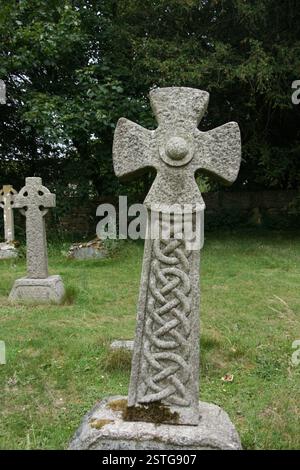 Ein alter Grabstein mit keltischem Design auf einem alten Kirchenfriedhof in England. Stockfoto