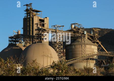 Die architektonische Gestaltung einer industriellen Zementanlage mit runden Lagerstrukturen. Stockfoto