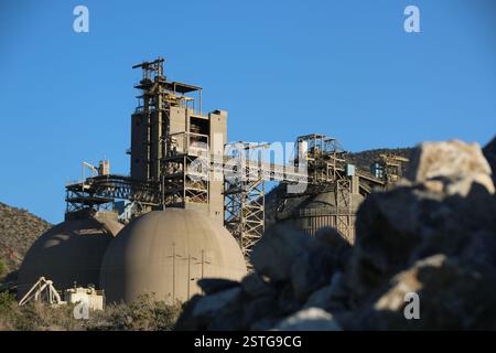 Die architektonische Gestaltung einer industriellen Zementanlage mit runden Lagerstrukturen. Stockfoto