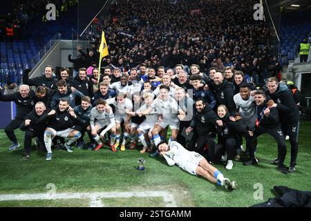 Bergamo, Italien. Februar 2025. Die Spieler des Clubs feiern am Dienstag, den 18. Februar 2025 in Bergamo, Italien, nach einem Fußballspiel zwischen dem Italiener Atalanta BC Bergamo und dem Belgischen Club Brugge KV, das Rückspiel der Knockout-Phase der UEFA Champions League. BELGA FOTO BRUNO FAHY Credit: Belga News Agency/Alamy Live News Stockfoto