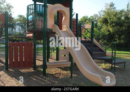 Eine Kinderrutsche und Kletterausrüstung für Spaß und Vergnügen in einem öffentlichen Park. Stockfoto