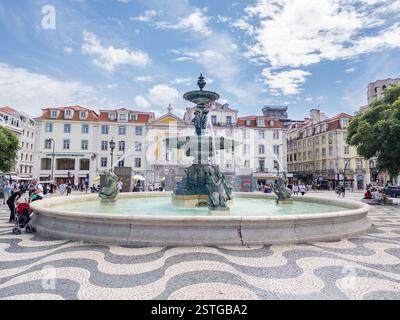 Lissabon, Portugal - 6. September 2023: Touristen erkunden die Foutains und das Nationaltheater auf dem Praca do Rossio oder dem Rossio-Platz in Lissabon, Portugal Stockfoto