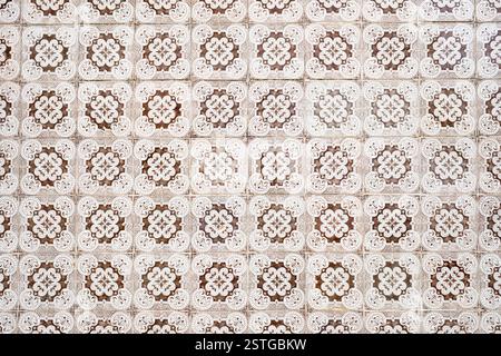 Dekorativer brauner und weißer Keramikfliesenhintergrund in einer Wand in Portugal Stockfoto