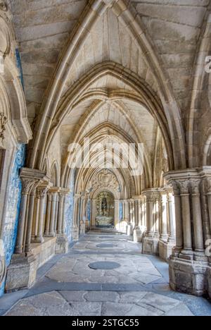 Porto, Portugal - 7. September 2023: Wunderschöne Fliesen- und Steinbögen der Halle im Kloster der Kathedrale von Porto. Stockfoto