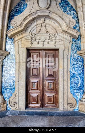 Wunderschöne und verzierte romanische Tür mit geschnitztem Stein und Keramikfliesen Stockfoto