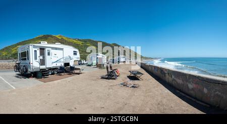 Malibu, USA - 23. April 2019: Küste in Malibu mit Strand, Felsen und Straße mit Parkplatz für Wohnmobil, Loas Angeles, USA Stockfoto