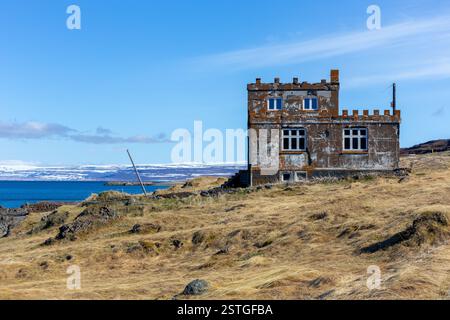 Verlassenes Bauernhaus Arngerdareyri Kastalinn und Handelsposten in Isafjordur mit Landschaft der Westfjorde im Hintergrund. Stockfoto