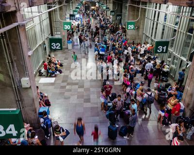 Sao Paulo, Brasilien. März 2014. Starke Fluggäste auf den Bordplattformen des Tiete Bus Terminals „Terminal Rodoviario Tiete“ in Sao Paulo, Brasilien. Stockfoto