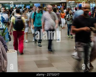 Sao Paulo, Brasilien. März 2014. Schwere Personenbewegungen am Tiete Bus Terminal in Sao Paulo, Brasilien. Stockfoto