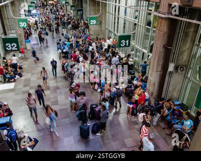 Sao Paulo, Brasilien. März 2014. Starke Fluggäste auf den Bordplattformen des Tiete Bus Terminals „Terminal Rodoviario Tiete“ in Sao Paulo, Brasilien. Stockfoto