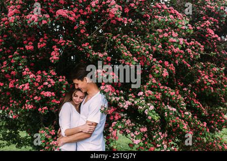 Junge glückliche Paar in Liebe im freien Stockfoto