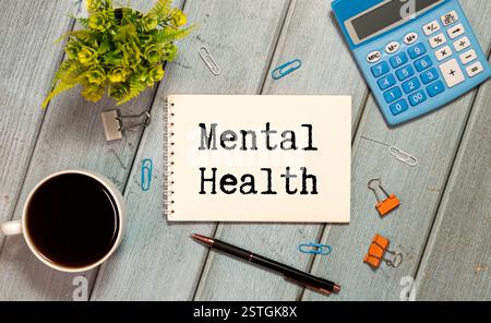 Konzept der psychischen Gesundheit Schreiben Sie auf Haftnotizen isoliert auf Holztisch. Selektive Fokussierung auf mentalen Heiltext Stockfoto