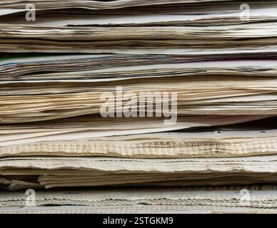 Haufen von Zeitungen Stockfoto