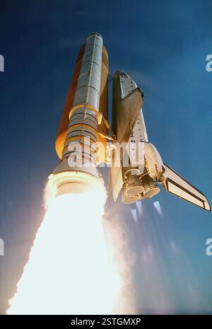 KSC, Florida, USA. Februar 2000. Blaue Diamanten aus den Hauptmotordüsen und ein heller Auspuff aus den massiven Raketenkraftverstärkern markieren den erfolgreichen Start des Space Shuttle Endeavour vor 25 Jahren am 11. Februar 2000. Die Besatzung der STS-99-Mission einschließlich Astronauten der NASA, der NASDA und der Europäischen Weltraumorganisation (ESA) waren an Bord des Shuttles. Bei dieser Mission wurde der Shuttle Radar Topography Mission Mast aufgestellt und die Antenne in ihre Betriebsposition gedreht. Nach einer erfolgreichen Prüfung der Radarsysteme begann die Kartierung weniger als 12 Stockfoto