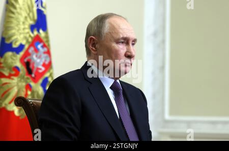 Strelna, Russland. Februar 2025. Der russische Präsident Wladimir Putin leitet am 18. Februar 2025 in Strelna, St. Petersburg, Russland, eine Videokonferenz mit Regierungsmitgliedern aus dem Konstantinspalast. Quelle: Mikhail Metzel/Kreml Pool/Alamy Live News Stockfoto