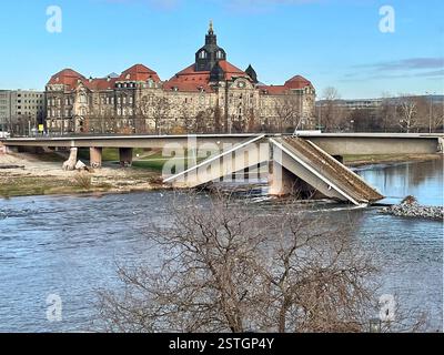 Eingestürzte Carola-Brücke über die Elbe in Dresden mit dem Bau der Sächsischen Landeskanzlei im Hintergrund - Deutschland. Stockfoto