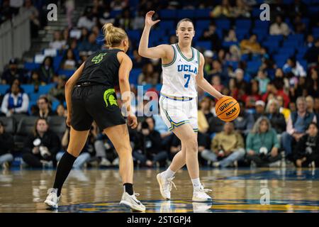 UCLA Bruins Garde Elina Aarnisalo (7) führt die Offensive während eines NCAA-Basketballspiels gegen die Michigan State Spartans am Sonntag, Februar aus Stockfoto