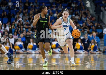 Elina Aarnisalo (7) wird von Jaddan Simmons (1) während eines NCAA-Basketballspiels für Frauen verteidigt Stockfoto