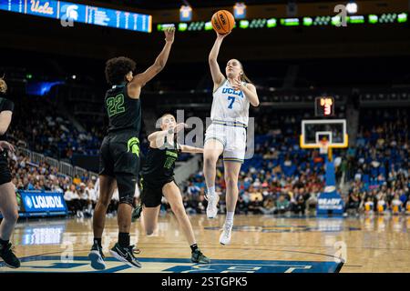 UCLA Bruins Wächter Elina Aarnisalo (7) erschießt während eines NCAA-Basketballspiels für Frauen am Sonntag, Febru über die Wache der Michigan State Spartans Nyla Hampton (22) Stockfoto