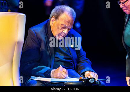 Lawrenceville, Georgia, USA. Februar 2025. Andrew Young, ehemaliger Botschafter bei den Vereinten Nationen und enger Vertrauter von Martin Luther King Jr., unterschreibt ein Buch über seine Lebensgeschichte bei The Many Lives of Andrew Young, einer fesselnden Ausstellung, die das Erbe des Bürgerrechtlers im Lawrenceville Arts Center ehrt. Stockfoto