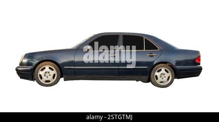 Seitenansicht der dunkelblauen Sportlimousine ist isoliert auf weißem Hintergrund mit Beschneidungspfad. Stockfoto