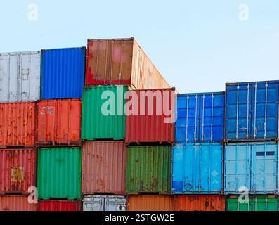 Stapel von Containern an den Docks versandfertig Stockfoto