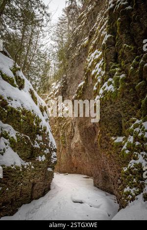 Ein Blick auf den Kadunce River Canyon im Winter in der Nähe von Grand Marais Minnesota entlang des Lake Superior Nordufers ist ein wunderbarer Ort, um die Gegend zu erkunden Stockfoto