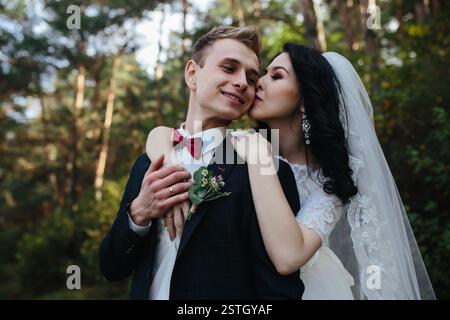 Brautpaar nahe beieinander Stockfoto