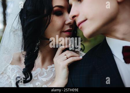 Brautpaar nahe beieinander Stockfoto