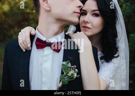 Brautpaar nahe beieinander Stockfoto
