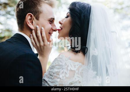 Brautpaar nahe beieinander Stockfoto