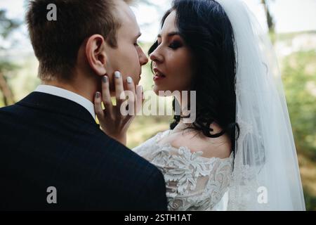 Brautpaar nahe beieinander Stockfoto