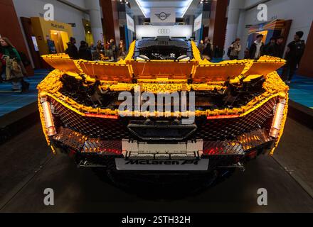 Toronto, Kanada. Februar 2025. Ein lebensgroßer LEGO Technic McLaren P1 Supersportwagen ist auf der Canadian International AutoShow 2025 in Toronto, Kanada, am 18. Februar 2025 zu sehen. Das aus 342.817 LEGO Technic-Elementen bestehende Modell des Supersportwagens McLaren P1 wird auf der jährlichen zehntägigen Show ab dem 14. Februar gezeigt. Quelle: Zou Zheng/Xinhua/Alamy Live News Stockfoto
