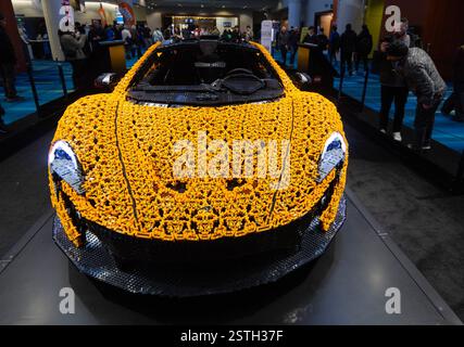 Toronto, Kanada. Februar 2025. Auf der Canadian International AutoShow 2025 in Toronto, Kanada, am 18. Februar 2025, sieht man einen lebensgroßen LEGO Technic McLaren P1 Supersportwagen. Das aus 342.817 LEGO Technic-Elementen bestehende Modell des Supersportwagens McLaren P1 wird auf der jährlichen zehntägigen Show ab dem 14. Februar gezeigt. Quelle: Zou Zheng/Xinhua/Alamy Live News Stockfoto